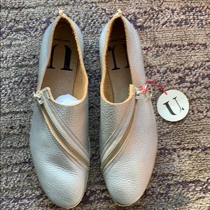 Size 6 soft leather zip shoes